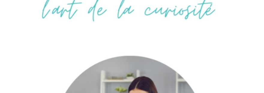 Personne qui explore un livre ou un écran, symbole de la curiosité et de l'apprentissage continu.